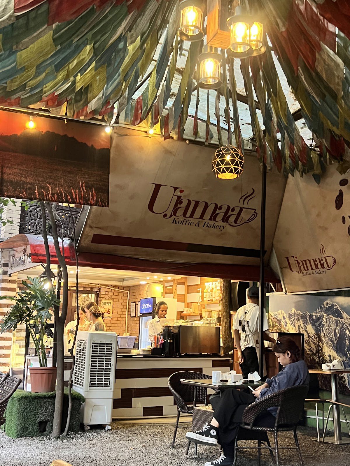 Ujamaa koffie & bakery with library