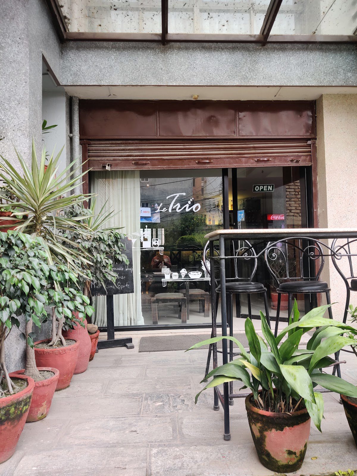 Le Trio Restaurant and Bar